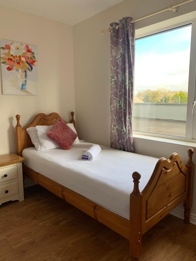 Newcastle Townhouse Apartment Galway Bagian luar foto